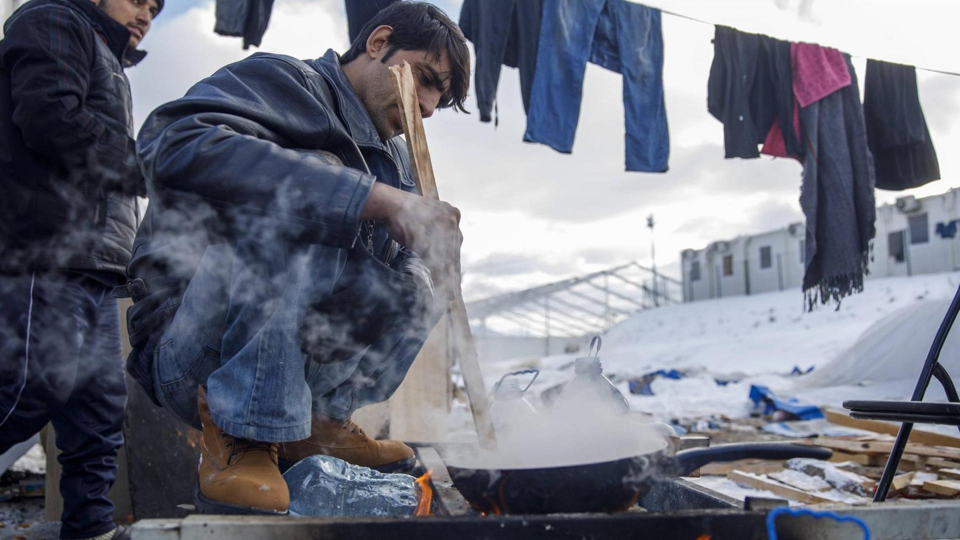 Winter im Camp Lipa: Bei Minustemperaturen kochen Migranten im Freien