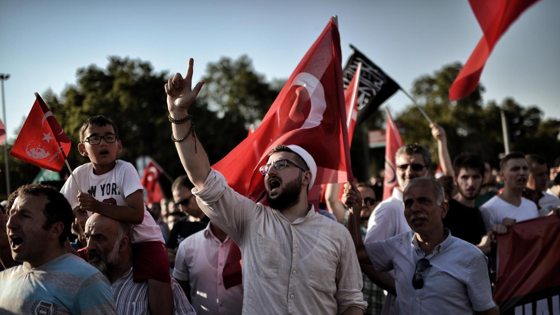 Anhänger von Präsident Erdogan demonstrieren in Istanbul.