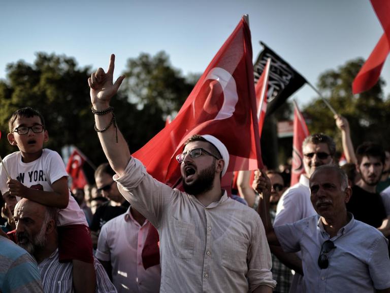 Anhänger von Präsident Erdogan demonstrieren in Istanbul.