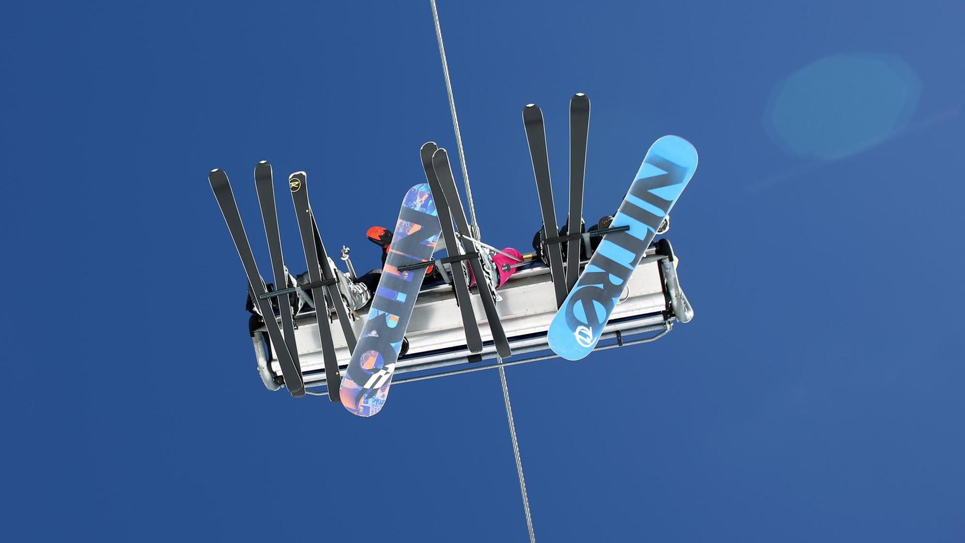 Wintersportler fahren bei sonnigem Wetter mit dem Sessellift im Skigebiet auf dem Stubaier Gletscher in Neustift im Stubaital (Österreich). Wintersportler fahren bei sonnigem Wetter mit dem Sessellift im Skigebiet auf dem Stubaier Gletscher in Neustift im Stubaital (Österreich).