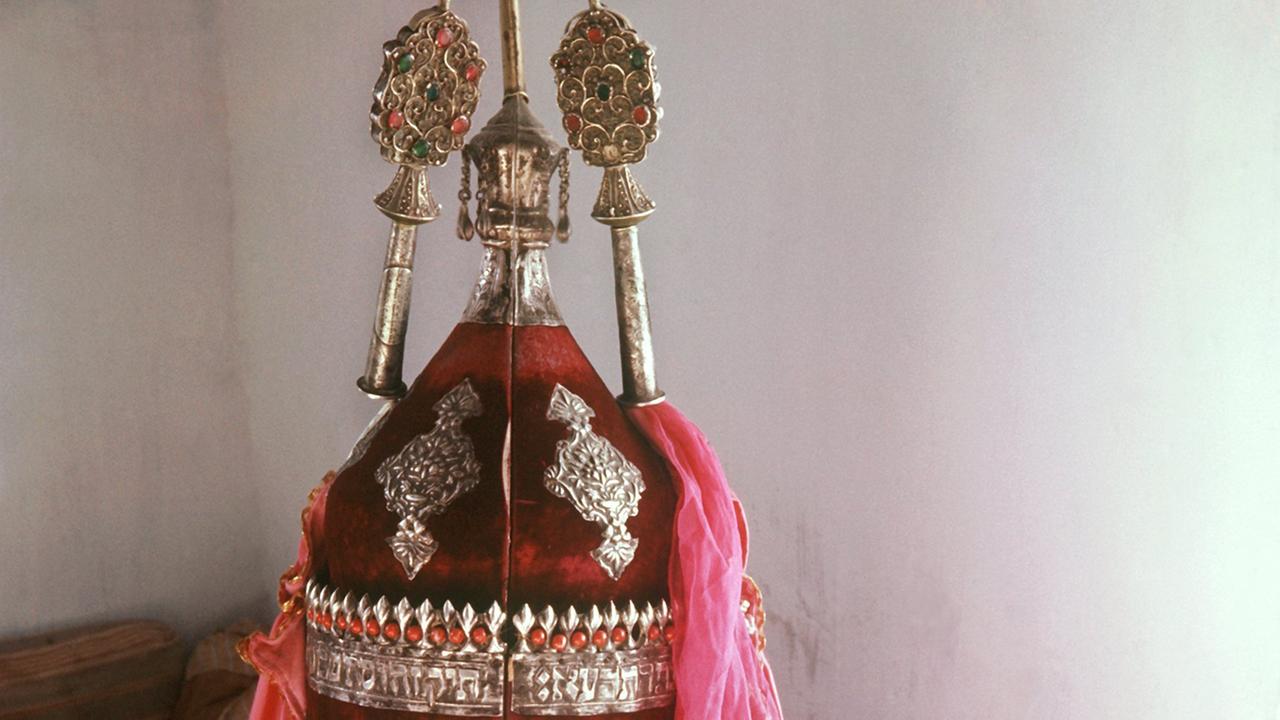 Ein kunstvoll gefertigter Behälter für Gesetzestafeln der Sephardim. Sephardim werden die Juden genannt, die 1492 Spanien verlassen mussten. Ein kunstvoll gefertigter Behälter für Gesetzestafeln der Sephardim. Sephardim werden die Juden genannt, die 1492 Spanien verlassen mussten.