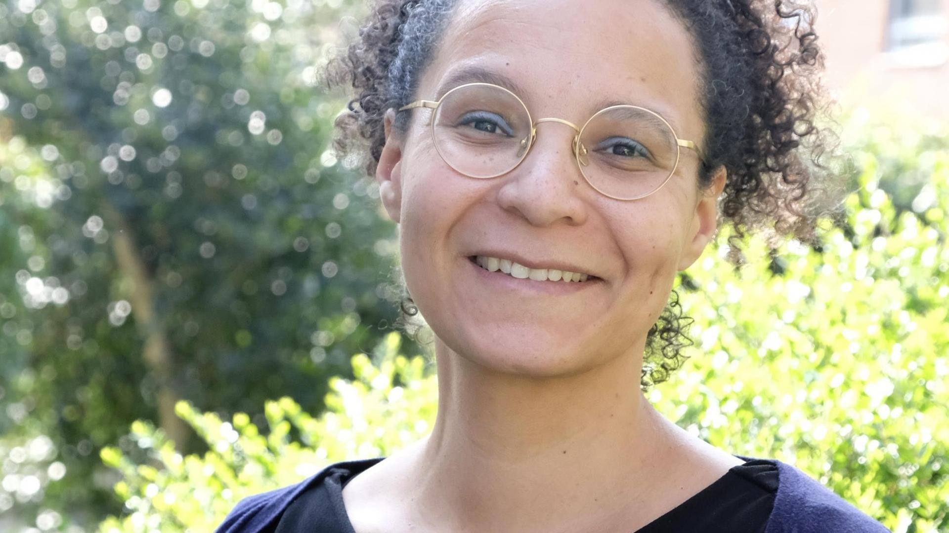 Ein Porträtbild von Prof. Dr. Teresa Koloma Beck. Ein Porträtbild von Prof. Dr. Teresa Koloma Beck.