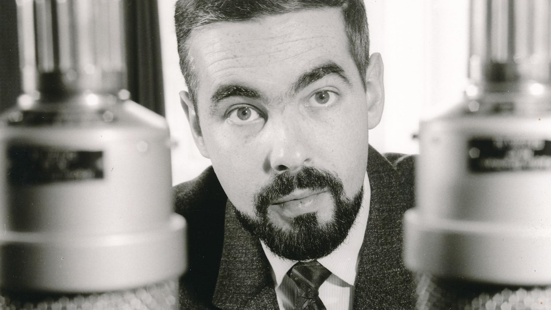 Siegfried Schmidt-Joos in Großaufnahme, Mikros links und rechts im Vordergrund, undatiert Siegfried Schmidt-Joos in Großaufnahme, Mikros links und rechts im Vordergrund, undatiert
