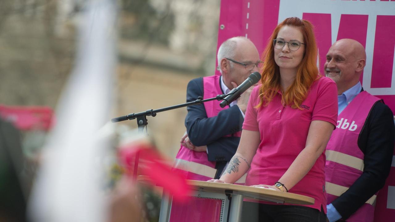 09.04.2018, Berlin: Karoline Herrmann, Bundesjugendvorsitzende des dbb beamtenbund und tarifunion spricht bei einer Kundgebung des dbb. 09.04.2018, Berlin: Karoline Herrmann, Bundesjugendvorsitzende des dbb beamtenbund und tarifunion spricht bei einer Kundgebung des dbb.