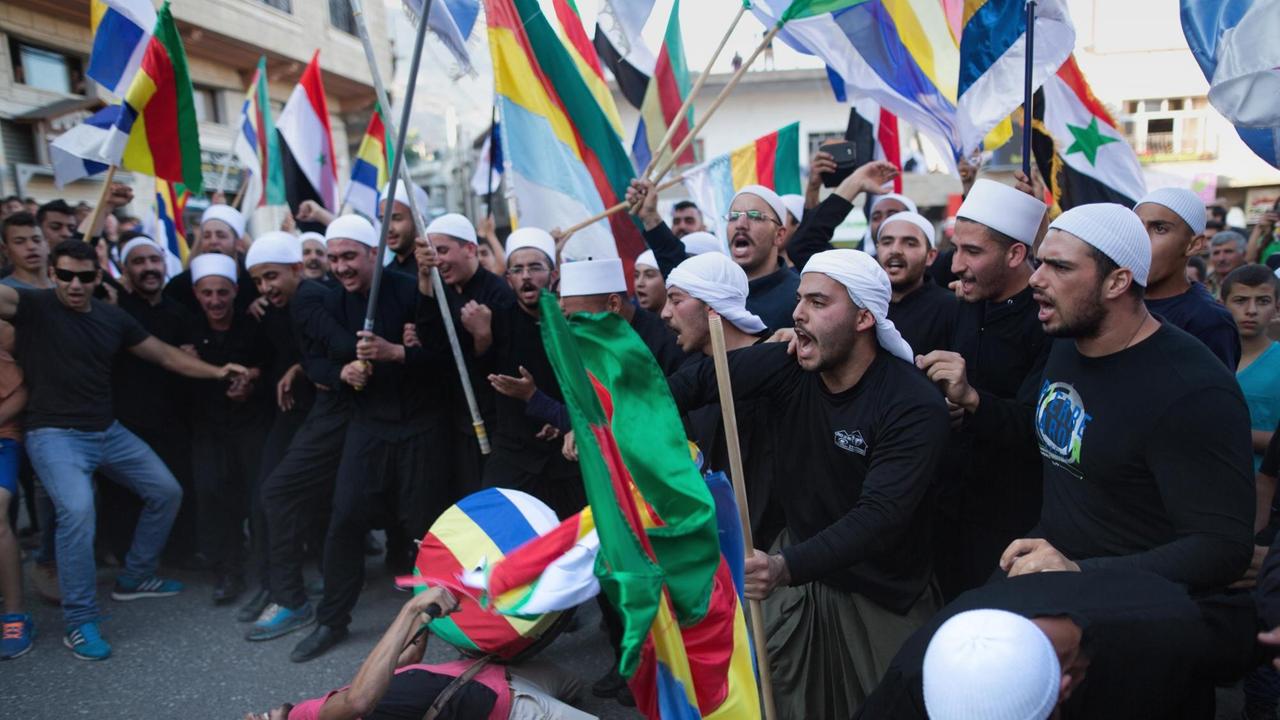 Drusen, die auf den Golanhöhen leben, auf einer Demonstration in Majdal Shams: Sie unterstützen den syrischen Machthaber Assad. Drusen, die auf den Golanhöhen leben, auf einer Demonstration in Majdal Shams: Sie unterstützen den syrischen Machthaber Assad.