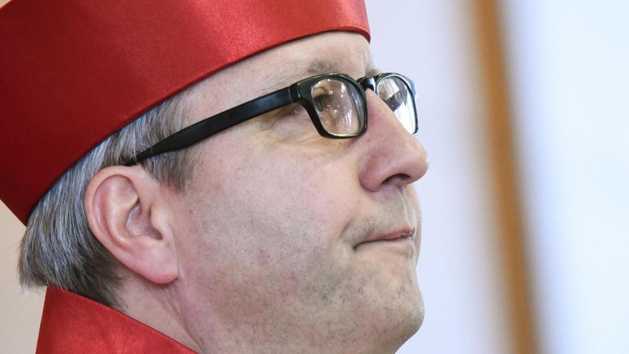 Der Präsident des Zweiten Senats des Bundesverfassungsgerichts, Andreas Voßkuhle, kommt am 03.03.2016 in Karlsruhe (Baden-Württemberg) bei der Fortsetzung der mündlichen Verhandlung des Bundesverfassungsgerichts über ein Verbot der rechtsextremen NPD in den Gerichtssaal. Der Präsident des Zweiten Senats des Bundesverfassungsgerichts, Andreas Voßkuhle, kommt am 03.03.2016 in Karlsruhe (Baden-Württemberg) bei der Fortsetzung der mündlichen Verhandlung des Bundesverfassungsgerichts über ein Verbot der rechtsextremen NPD in den Gerichtssaal.
