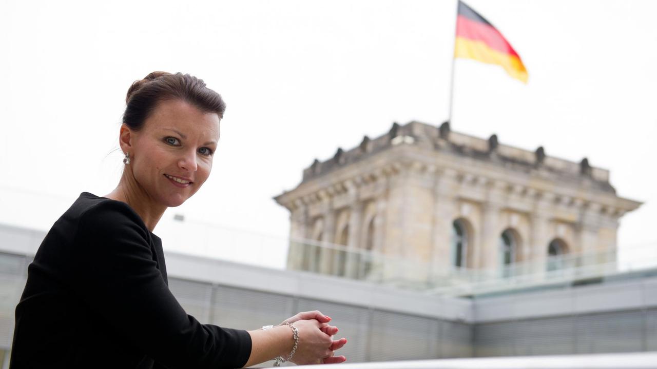 Die CDU-Bundestagsabgeordnete Jana Schimke steht 2014 auf dem Dach des Reichstages in Berlin.
