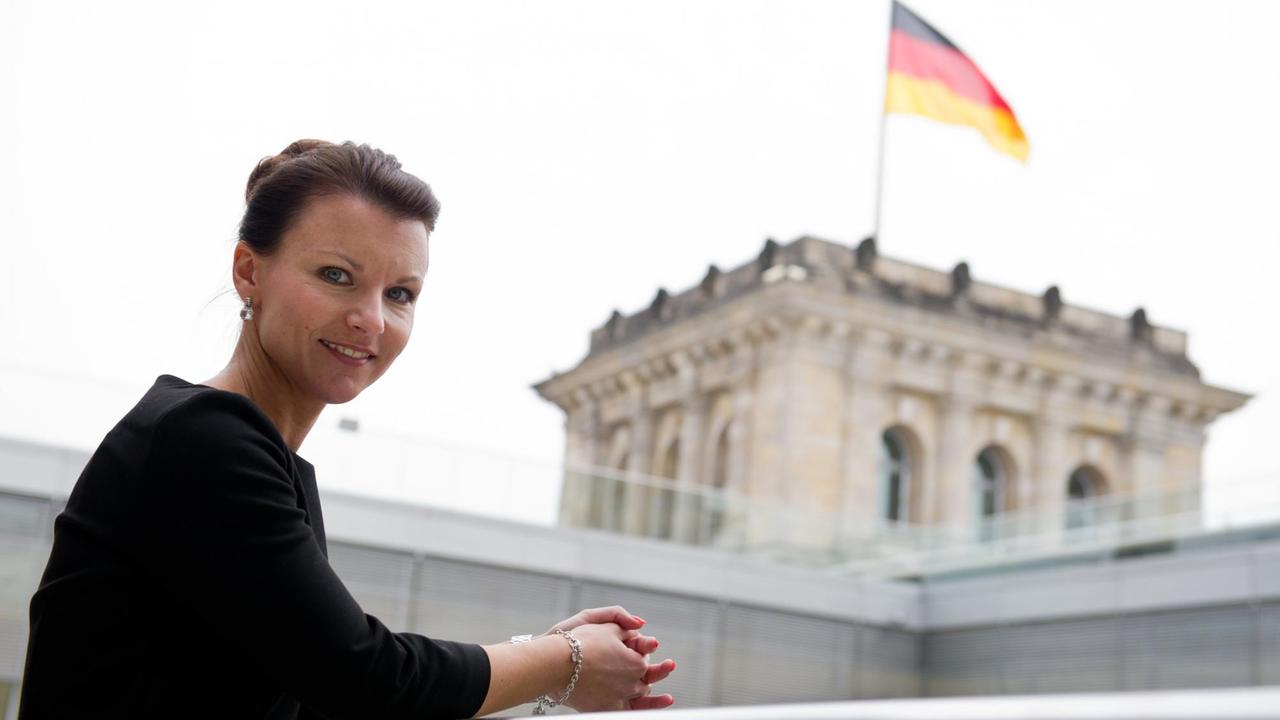 Die CDU-Bundestagsabgeordnete Jana Schimke steht 2014 auf dem Dach des Reichstages in Berlin. Die CDU-Bundestagsabgeordnete Jana Schimke steht 2014 auf dem Dach des Reichstages in Berlin.