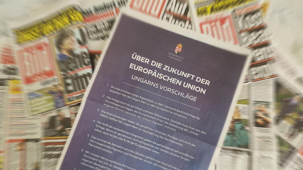 Mehrere Ausgaben der "Bild"-Zeitung liegen aufeinander, ganz oben eine ganzseitige Anzeige der ungarischen Regierung. Mehrere Ausgaben der "Bild"-Zeitung liegen aufeinander, ganz oben eine ganzseitige Anzeige der ungarischen Regierung.