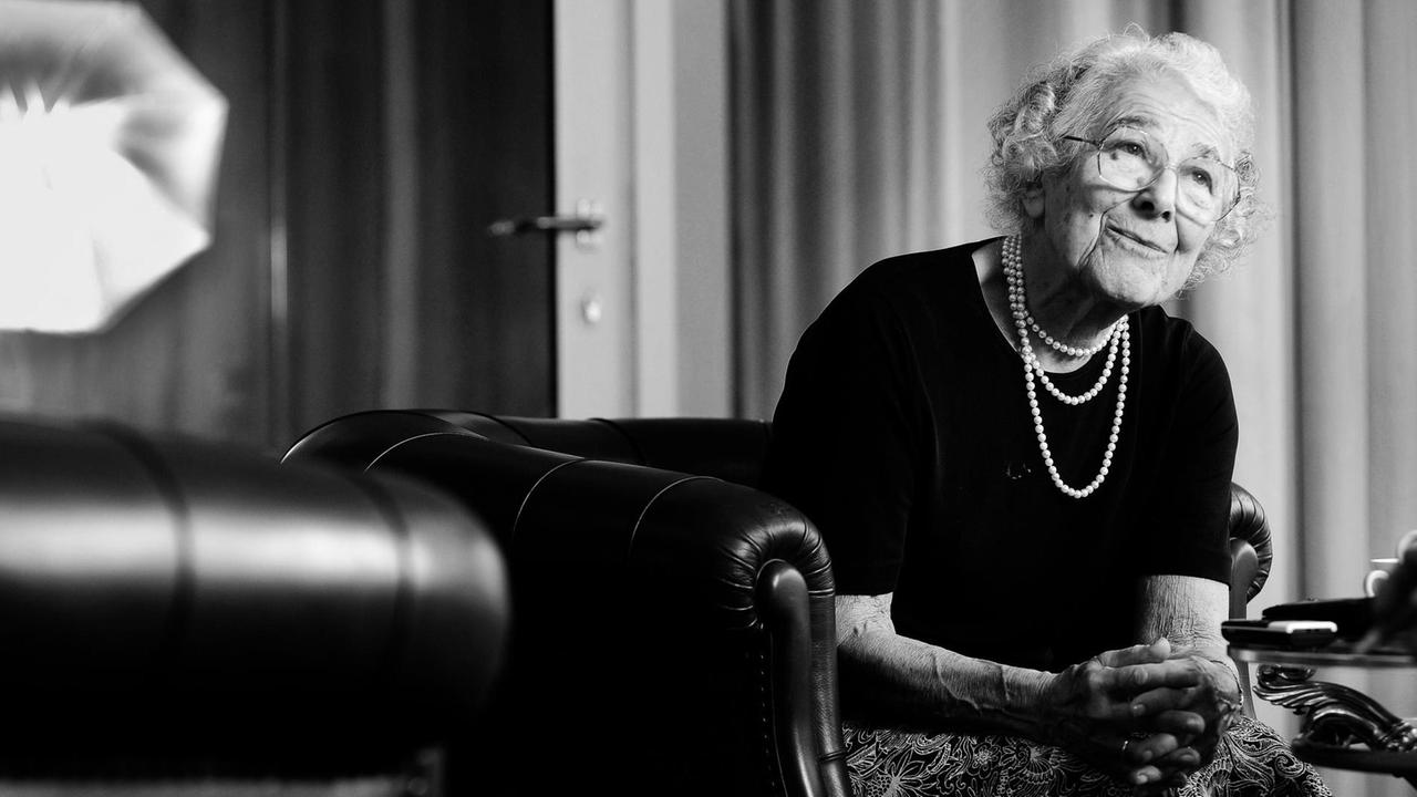 Ein schwarz-weiß-Porträt von Judith Kerr, Kinderbuchautorin, in Berlin geboren, lebte aber in London. Ein schwarz-weiß-Porträt von Judith Kerr, Kinderbuchautorin, in Berlin geboren, lebte aber in London.