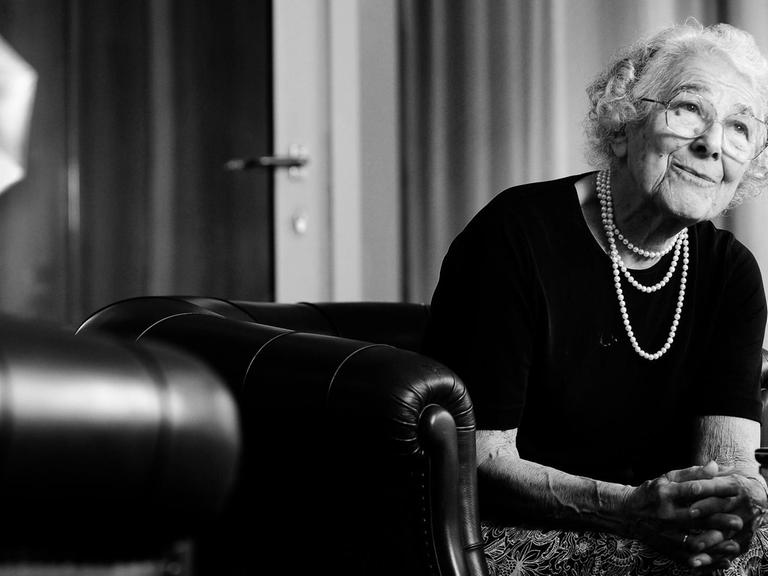 Ein schwarz-weiß-Porträt von Judith Kerr, Kinderbuchautorin, in Berlin geboren, lebte aber in London.