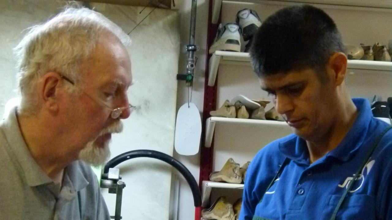 Orthopädieschuhmachermeister Rudolf Schöning aus Hamburg mit seinem palästinensischen Schützung Elias Abu-Aita. Orthopädieschuhmachermeister Rudolf Schöning aus Hamburg mit seinem palästinensischen Schützung Elias Abu-Aita.