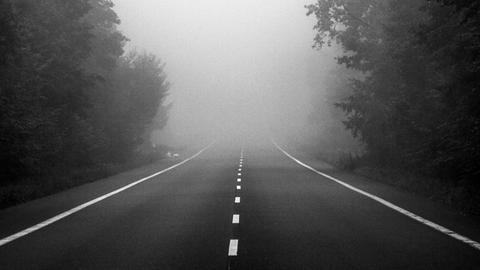 Eine Landstraße im Nebel.