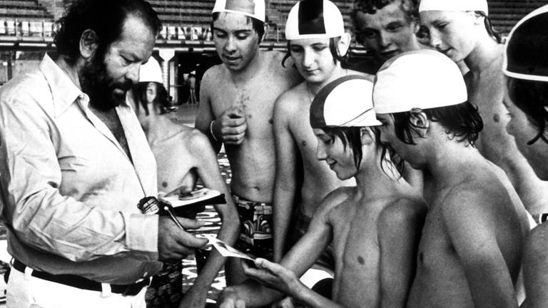 Schauspieler Bud Spencer wird am 26. Mai 1975 in einem Schwimmstadion in München von Fans umlagert. Schauspieler Bud Spencer wird am 26. Mai 1975 in einem Schwimmstadion in München von Fans umlagert.