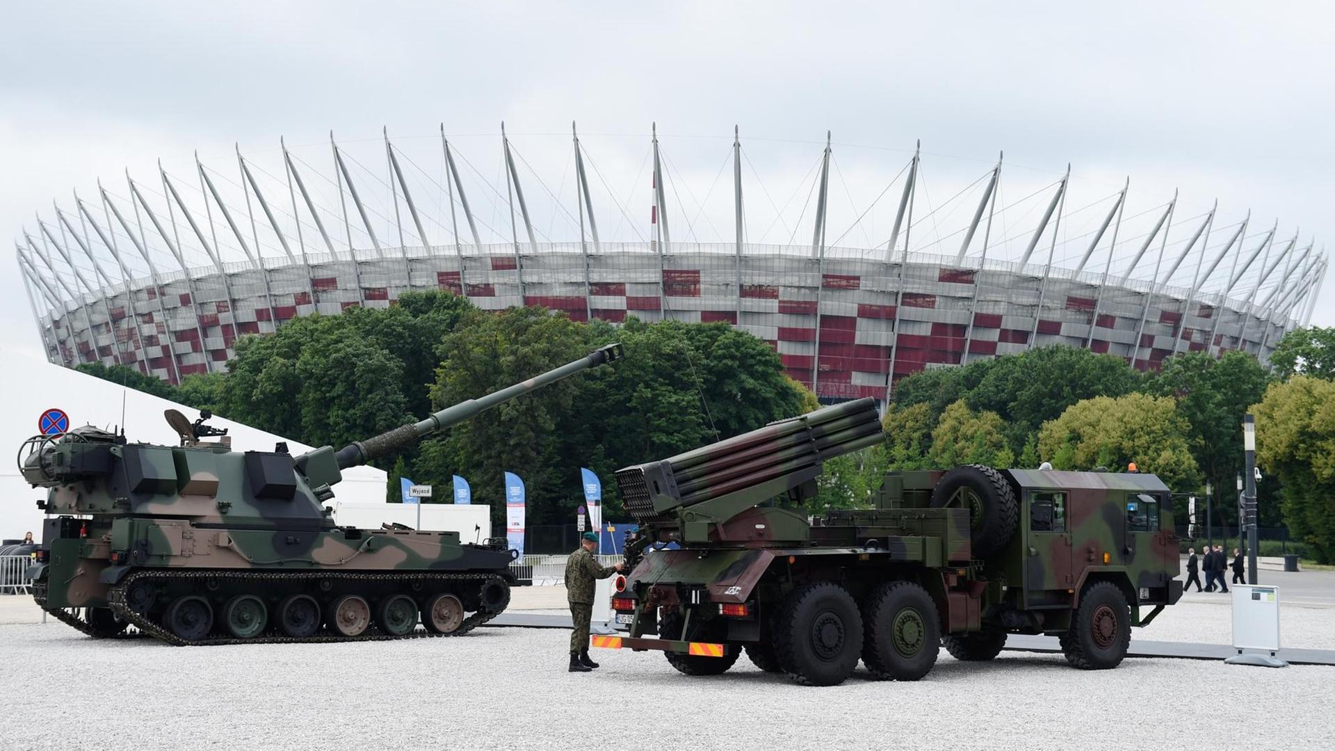 Panzerhaubitze "Krab" (l) und ein Raketenwerfer "Langusta" der polnischen Streitkräfte vor dem Nationalstadion in Warschau Panzerhaubitze "Krab" (l) und ein Raketenwerfer "Langusta" der polnischen Streitkräfte vor dem Nationalstadion in Warschau