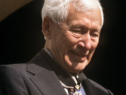 Der deutsche Schriftsteller Ernst Jünger mit dem Orden "Pour le merite" (1989) Der deutsche Schriftsteller Ernst Jünger mit dem Orden "Pour le merite" (1989)