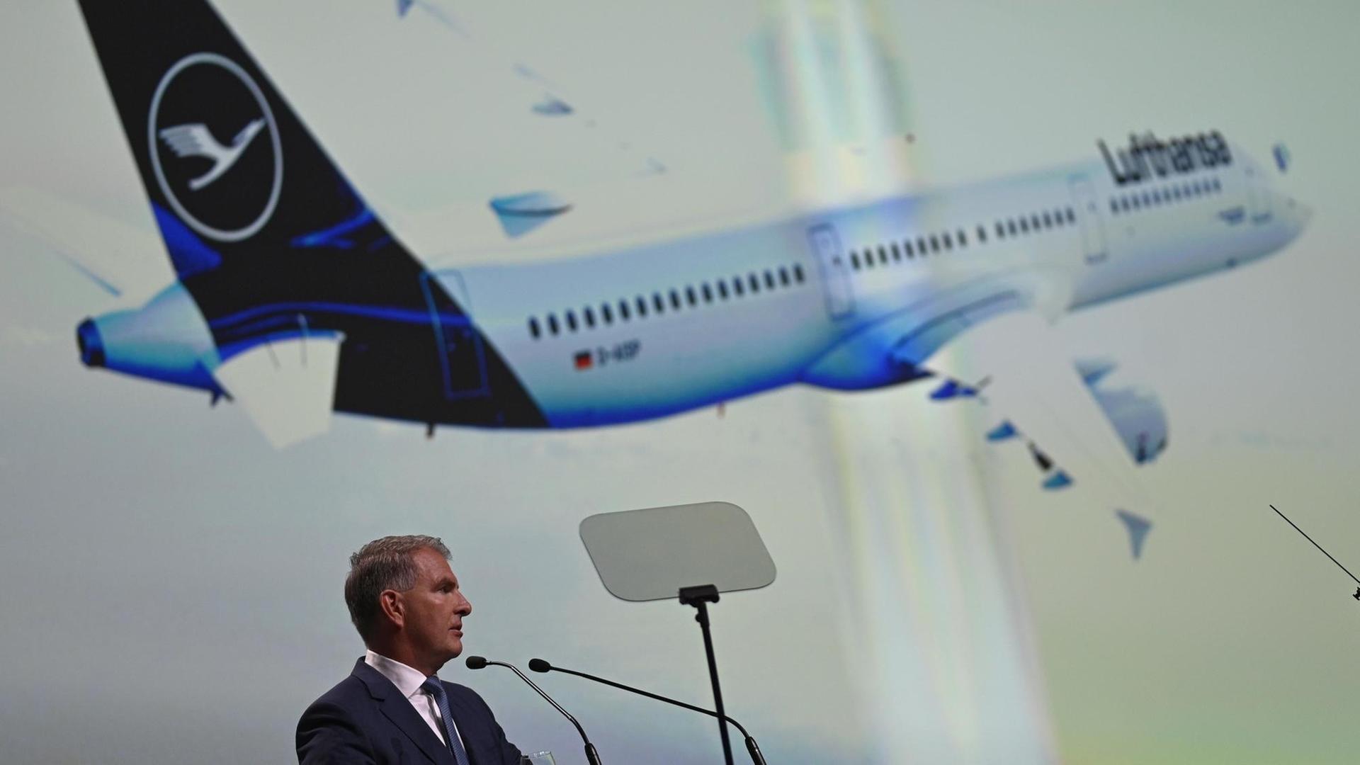 Carsten Spohr, Vorstandsvorsitzender der Lufthansa Group, spricht bei der Hauptversammlung seines Unternehmens.