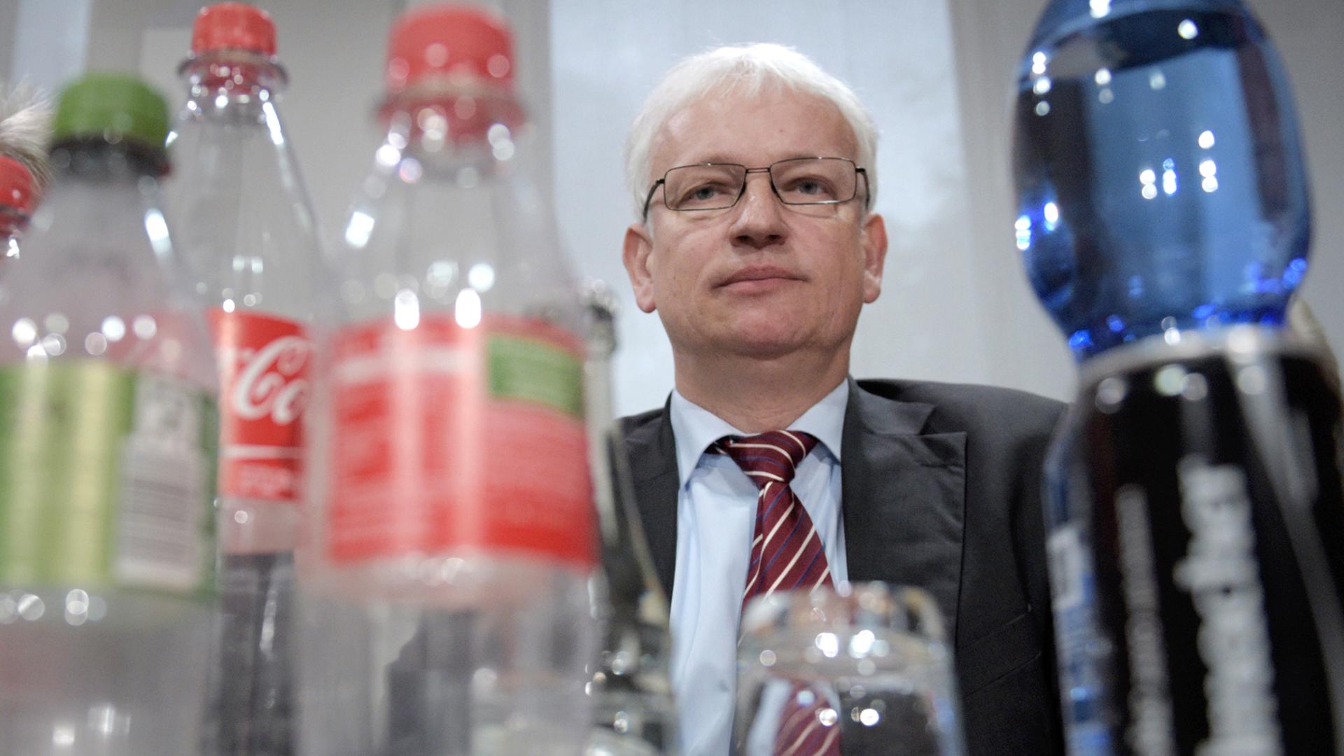 Jürgen Resch, Bundesgeschäftsführer der Deutschen Umwelthilfe, stellt am 17.05.2016 in Berlin die Kampagne "Mehrweg ist Klimaschutz 2016" vor. Jürgen Resch, Bundesgeschäftsführer der Deutschen Umwelthilfe, stellt am 17.05.2016 in Berlin die Kampagne "Mehrweg ist Klimaschutz 2016" vor.