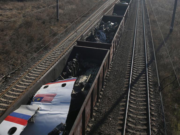 Der Zug mit den Überresten der malaysischen Passagiermaschine von Flug MH17 fährt in Richtung Charkow.