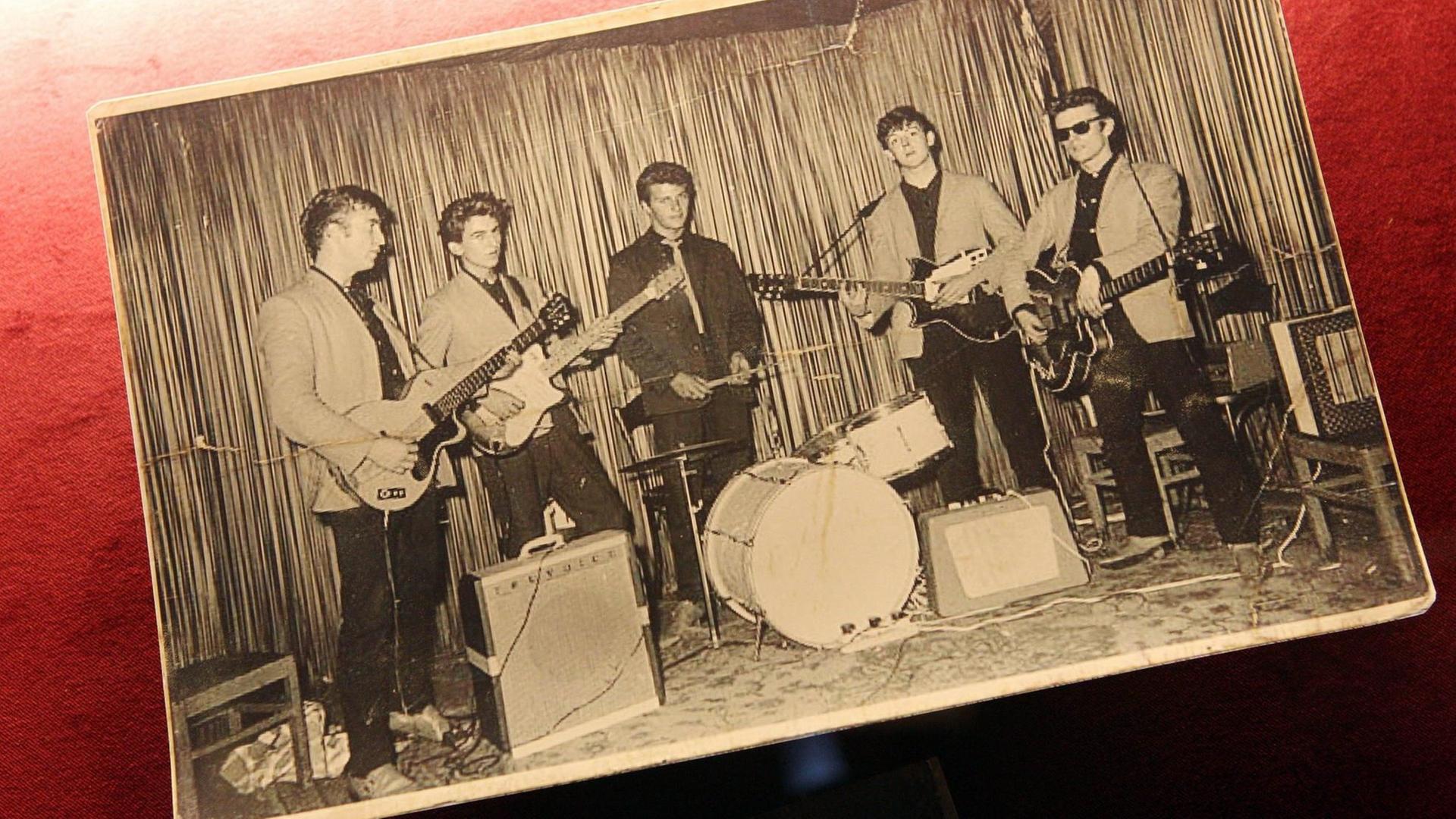 Eine Schwarzweißfotografie auf Papier zeigt die Beatles bei ihrem ersten Auftritt im Hamburger Indra-Club am 17. August 1960. Eine Schwarzweißfotografie auf Papier zeigt die Beatles bei ihrem ersten Auftritt im Hamburger Indra-Club am 17. August 1960.