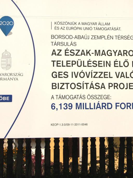 Hinweisschild auf EU-Förderprojekte sind in Ungarn allerorten zu finden, hier eins für neue Wasserleitungen.