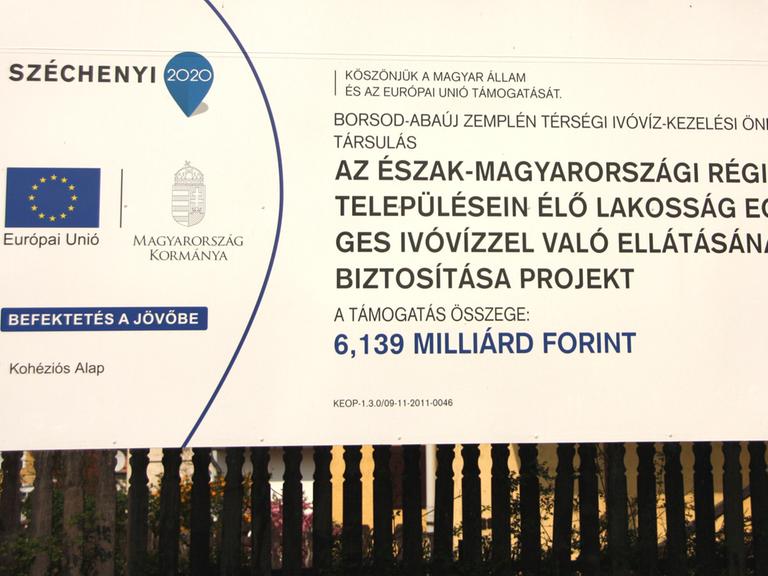 Hinweisschild auf EU-Förderprojekte sind in Ungarn allerorten zu finden, hier eins für neue Wasserleitungen.