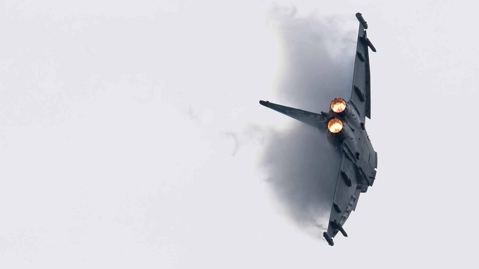 Ein Eurofighter der Bundeswehr fliegt am 11.06.2016 in Neuburg an der Donau (Bayern) Ein Eurofighter der Bundeswehr fliegt am 11.06.2016 in Neuburg an der Donau (Bayern)
