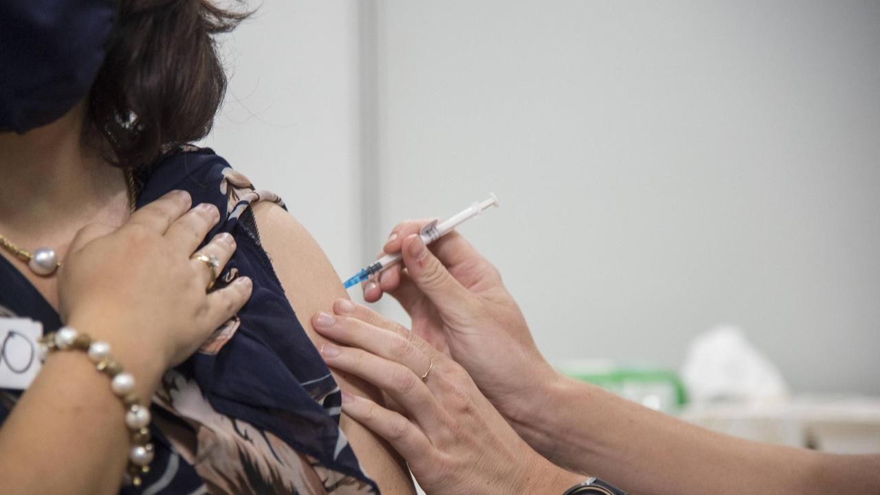 Eine Mitarbeiterin aus dem Gesundheitsbereich erhält eine Impfung gegen eine Covid-19-Erkrankung, aufgenommen in Darwin am 7. Juli 2021