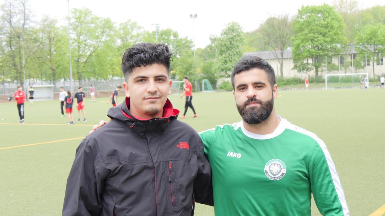 Ein Foto von Kapitän Naji (r.) und seinem Mitspieler Hamza vom Syrischen SV in Berlin-Moabit.