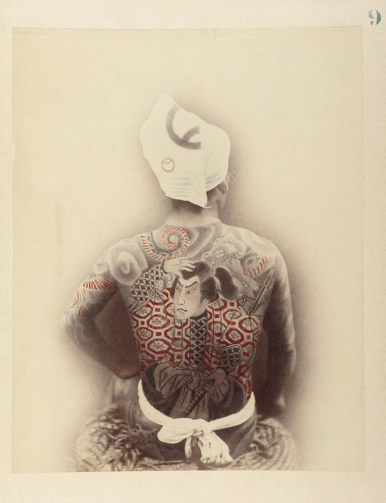 Tätowierter Mann. Die Praxis des Tätowierens geht in Japan bis ins 3. Jahrhundert zurück. Zwischen dem 6. Jahrhundert und 1872 kennzeichnete man Sträflinge mit Tätowierungen im Gesicht oder am Arm. Im 18. Jahrhundert kam die neue, bunte Tätowierung in Mode - besonders unter Bauarbeitern, Feuerwehrmännern und Boten: Das schmerzhafte Ritzen des Motives in die Haut zu ertragen, galt als Stärke. 1872 wurde die Tätowierung von der neuen Regierung in Japan verboten. Die Europäer sind von dem hochwertigen Handwerk fasziniert, und die Motive zählten noch lange zu den populärsten Ansichten. (Aya Fujita)