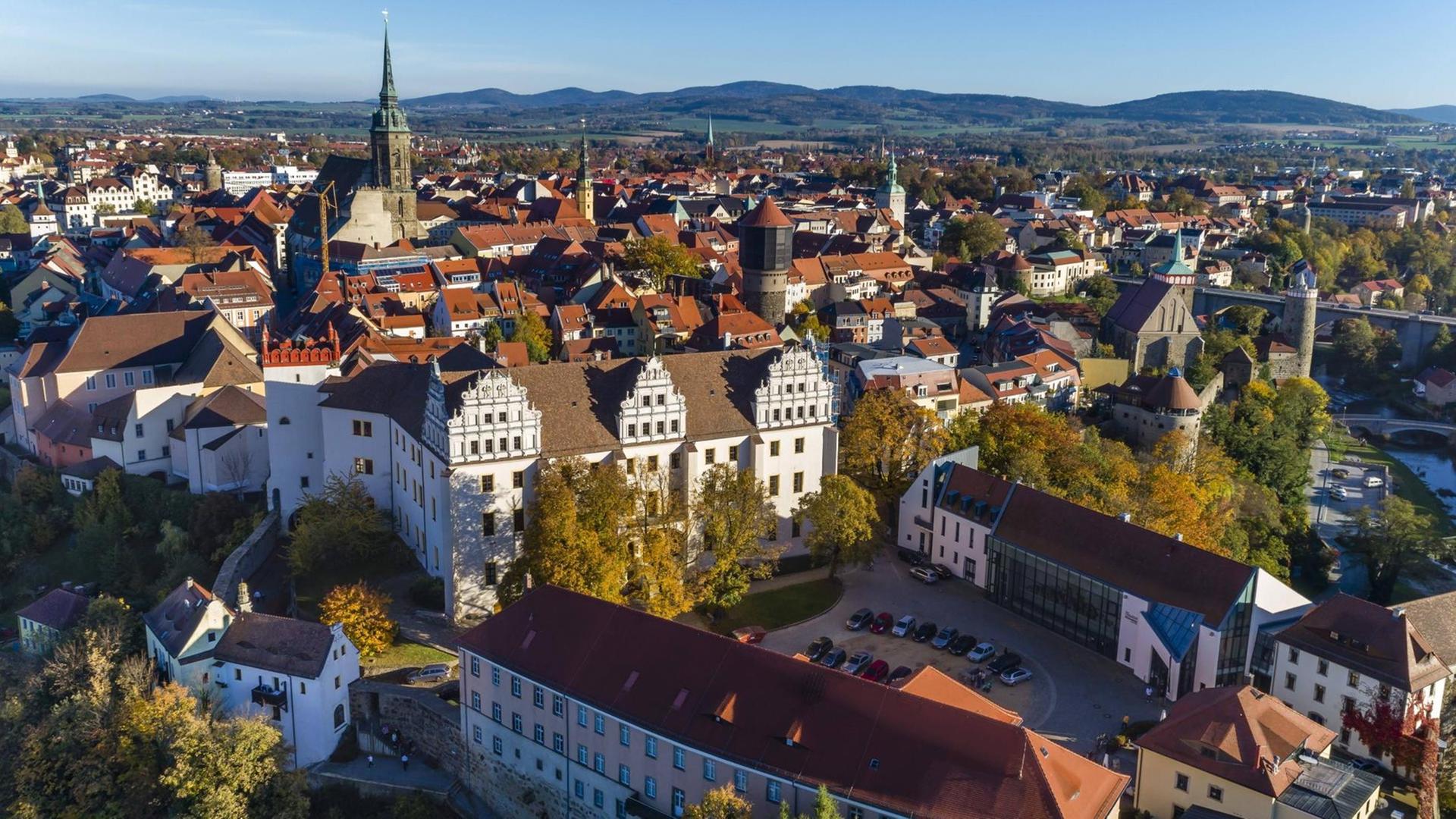 Die äußert sorgsam restaurierte mittelalterliche Altstadt der sächsichen Stadt Bautzen aus erhöhter Perspektive.