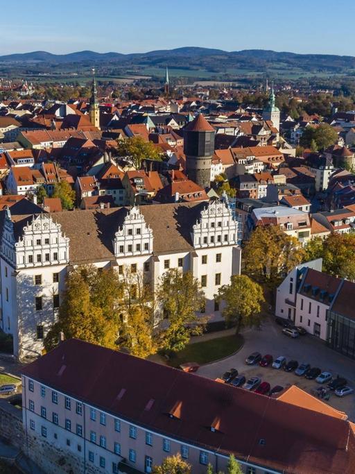 Die äußert sorgsam restaurierte mittelalterliche Altstadt der sächsichen Stadt Bautzen aus erhöhter Perspektive.