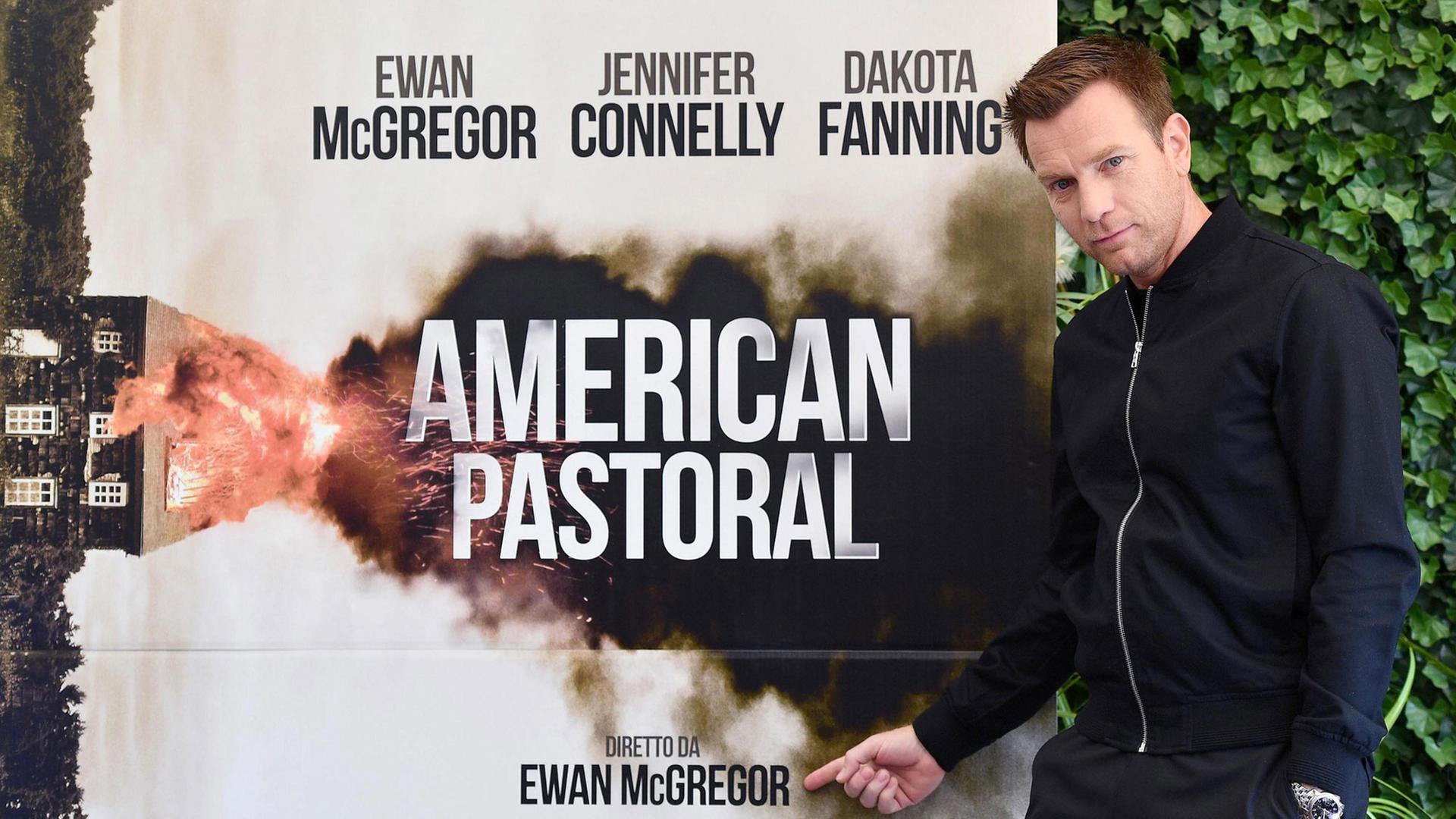 Schauspieler und Regisseur Ewan McGregor vor einem Plakat seines Films "Amerikanisches Idyll". Schauspieler und Regisseur Ewan McGregor vor einem Plakat seines Films "Amerikanisches Idyll".