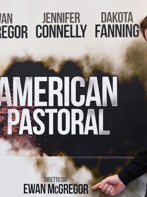 Schauspieler und Regisseur Ewan McGregor vor einem Plakat seines Films "Amerikanisches Idyll".