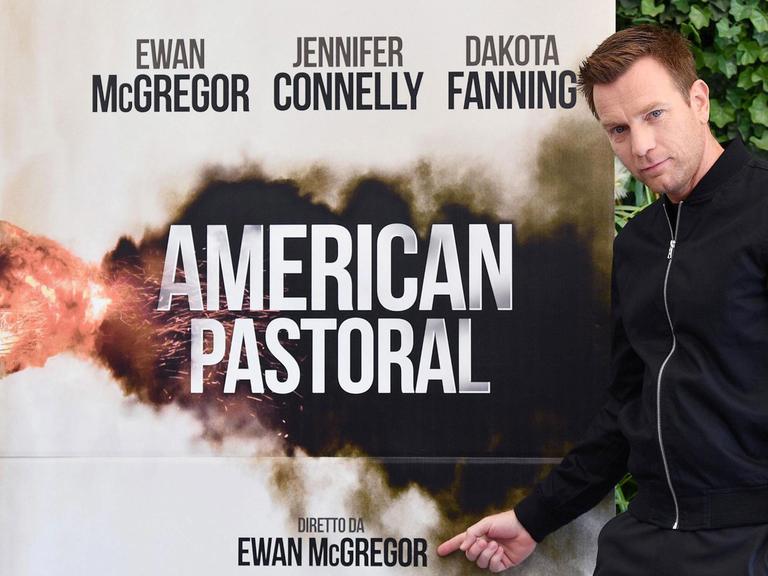 Schauspieler und Regisseur Ewan McGregor vor einem Plakat seines Films "Amerikanisches Idyll".