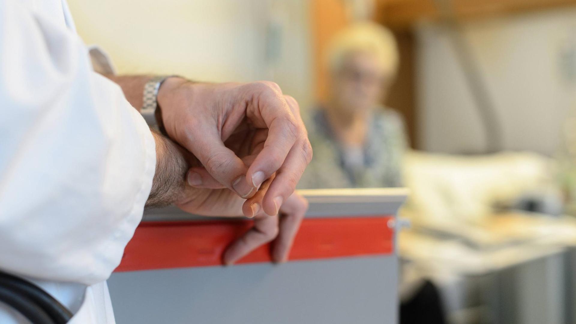 Arzt während der Visite am Bett einer Patientin auf einer Palliativstation in einem deutschen Krankenhaus. Arzt während der Visite am Bett einer Patientin auf einer Palliativstation in einem deutschen Krankenhaus.