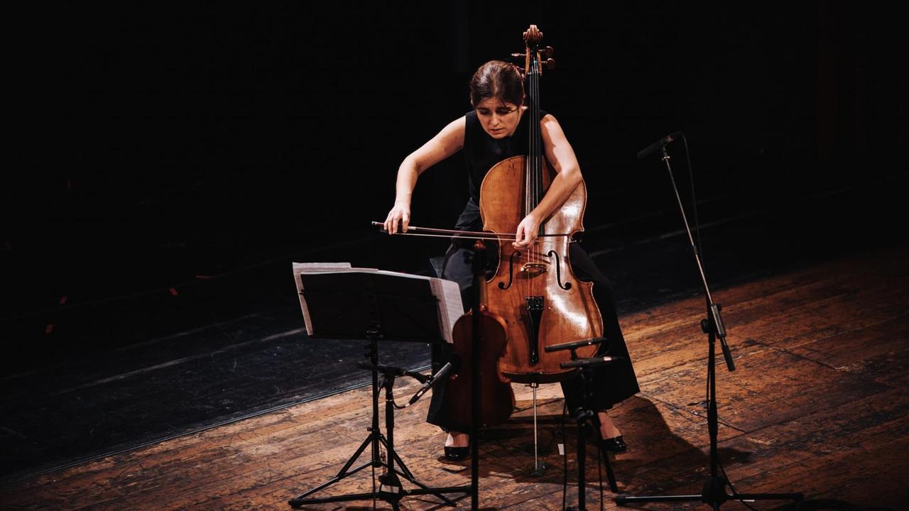 Severine Ballon spielt ihr Violoncello Severine Ballon spielt ihr Violoncello