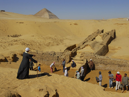 Arbeiten der Abt. Kairo des DAI am Pyramidenfeld des Pharaos Snofru in Sahshur, ca. 40 km südlich von Kairo Arbeiten der Abt. Kairo des DAI am Pyramidenfeld des Pharaos Snofru in Sahshur, ca. 40 km südlich von Kairo