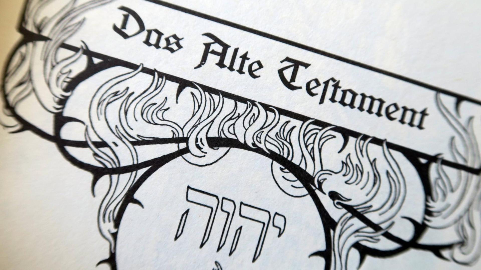 Die Bibel mit dem Alten Testament steht in einem Regal in Euskirchen. Die Bibel mit dem Alten Testament steht in einem Regal in Euskirchen.
