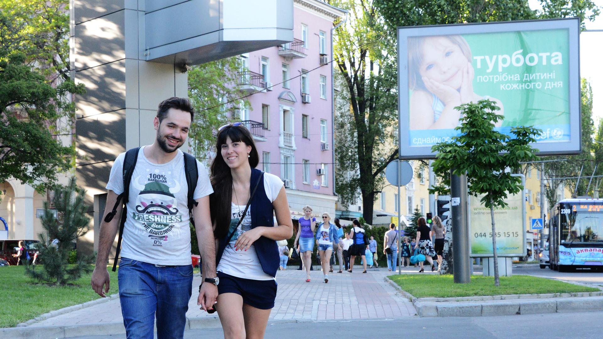 Einwohner gehen durch die Innenstadt von Donezk Einwohner gehen durch die Innenstadt von Donezk