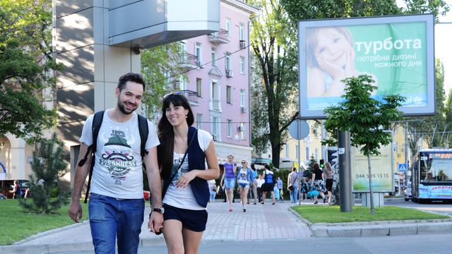 Einwohner gehen durch die Innenstadt von Donezk