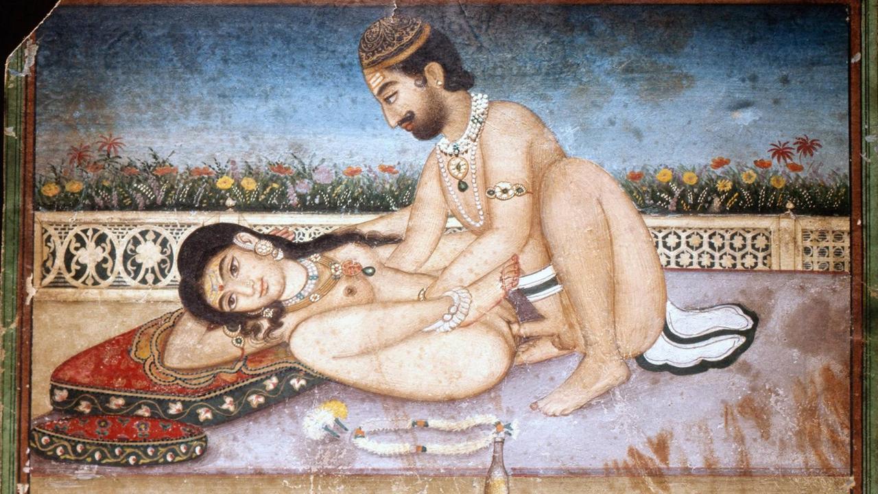 Eine Frau (Shakti) liegt mit angewinkelten Beinen auf dem Rücken und mit Blumen verzierten Kissen während ein Mann (Shiva) vor ihr hockt und in sie eindringt. Beide tragen viel Schmuck, im Hintergrund befinden sich ein Geländer und eine Blumenwiese.

