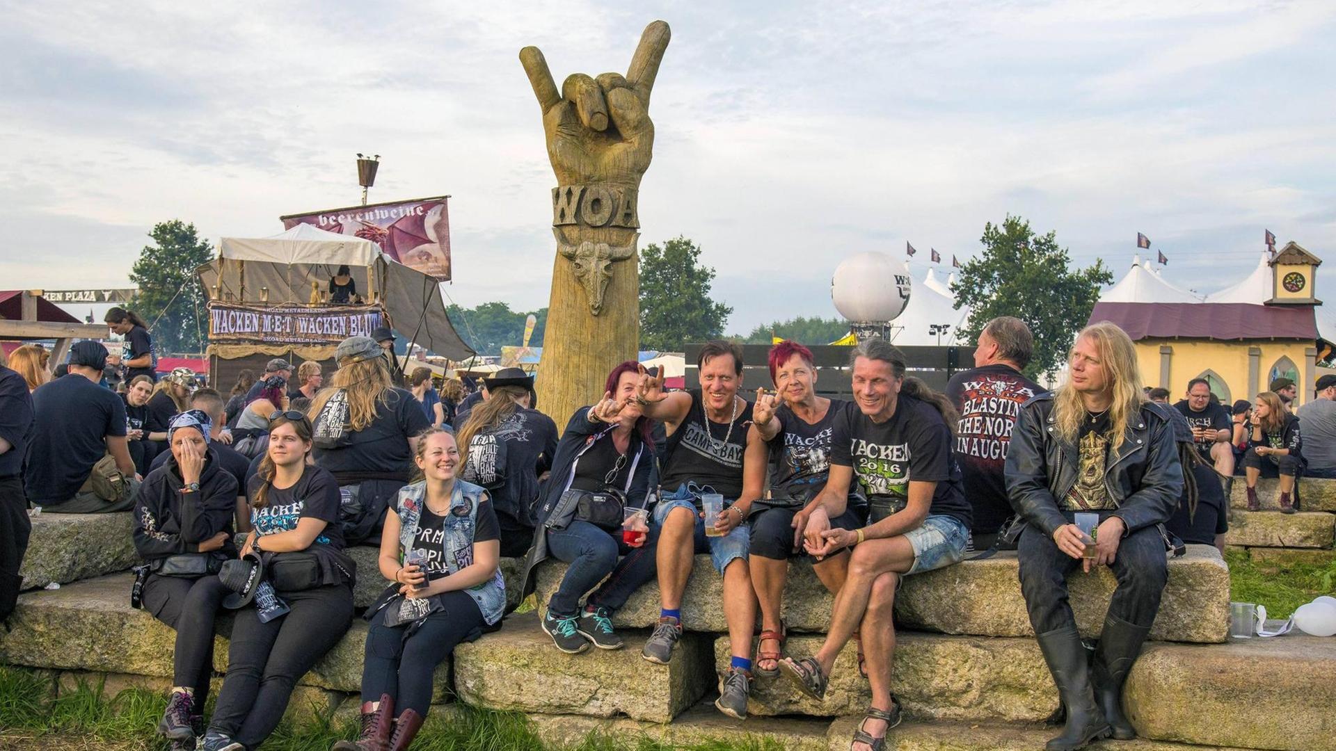 Metalfans sind zum 28. Wacken Open Air Festival - W:O:A 2017 angereist. Metalfans sind zum 28. Wacken Open Air Festival - W:O:A 2017 angereist.