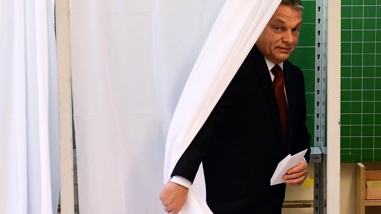 Ungarns Ministerpräsident Viktor Orban kommt aus einer Wahlkabine Ungarns Ministerpräsident Viktor Orban kommt aus einer Wahlkabine