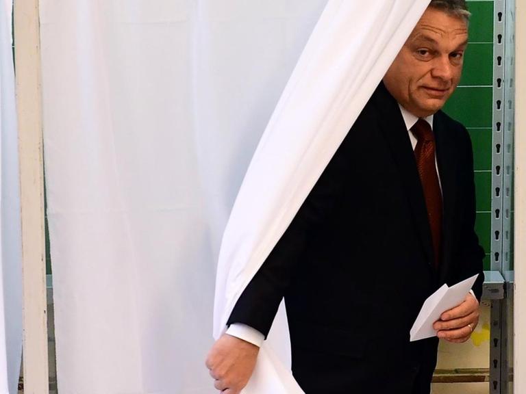 Ungarns Ministerpräsident Viktor Orban kommt aus einer Wahlkabine