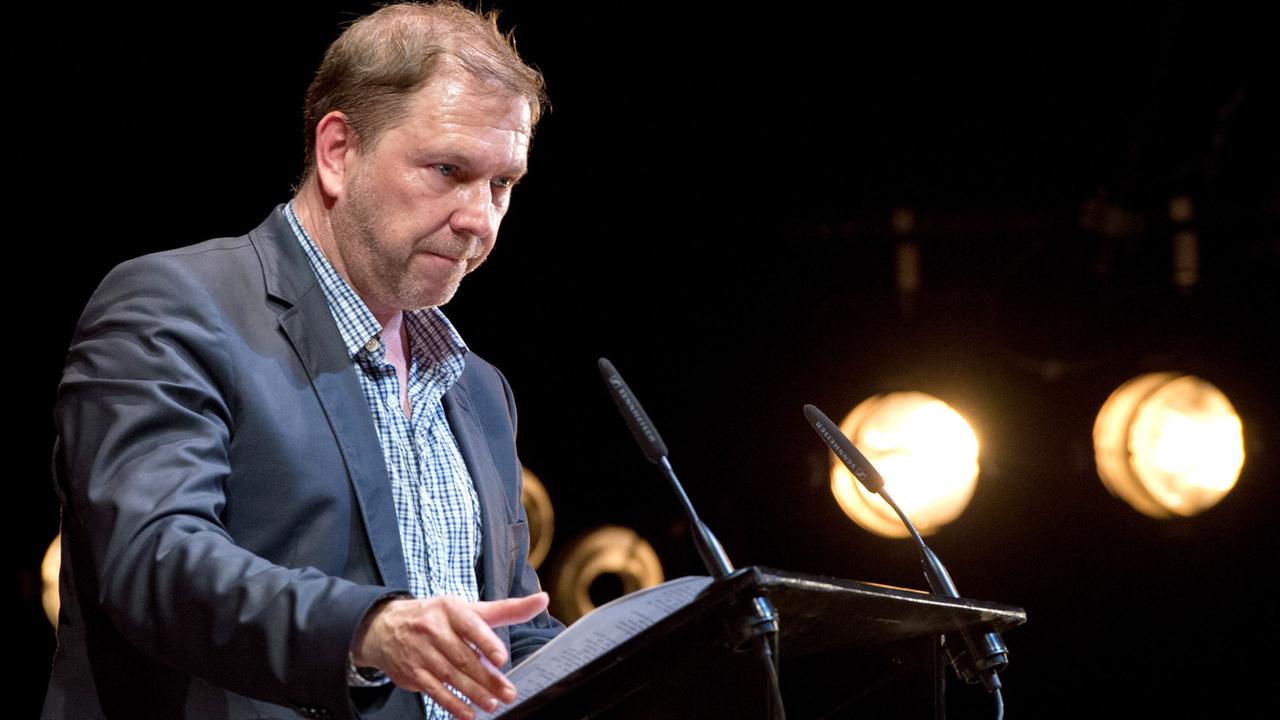 Der Autor und Regisseur Rene Pollesch spricht am 5. Mai 2012 in Berlin zur Verleihung des Theaterpreises. Der Autor und Regisseur Rene Pollesch spricht am 5. Mai 2012 in Berlin zur Verleihung des Theaterpreises.