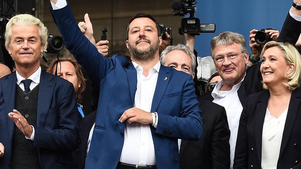 Schulterschluss der europäischen Rechten: (v.l.) Geert Wilders, Matteo Salvini, Jörg Meuthen und Marine Le Pen im Mai 2019 in Mailand. Schulterschluss der europäischen Rechten: (v.l.) Geert Wilders, Matteo Salvini, Jörg Meuthen und Marine Le Pen im Mai 2019 in Mailand.