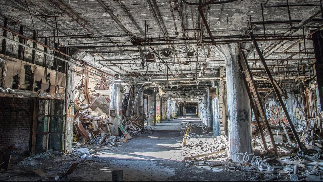 Die zerfallene Fabrikhalle von Fisher car plant in Detroit. Die zerfallene Fabrikhalle von Fisher car plant in Detroit.