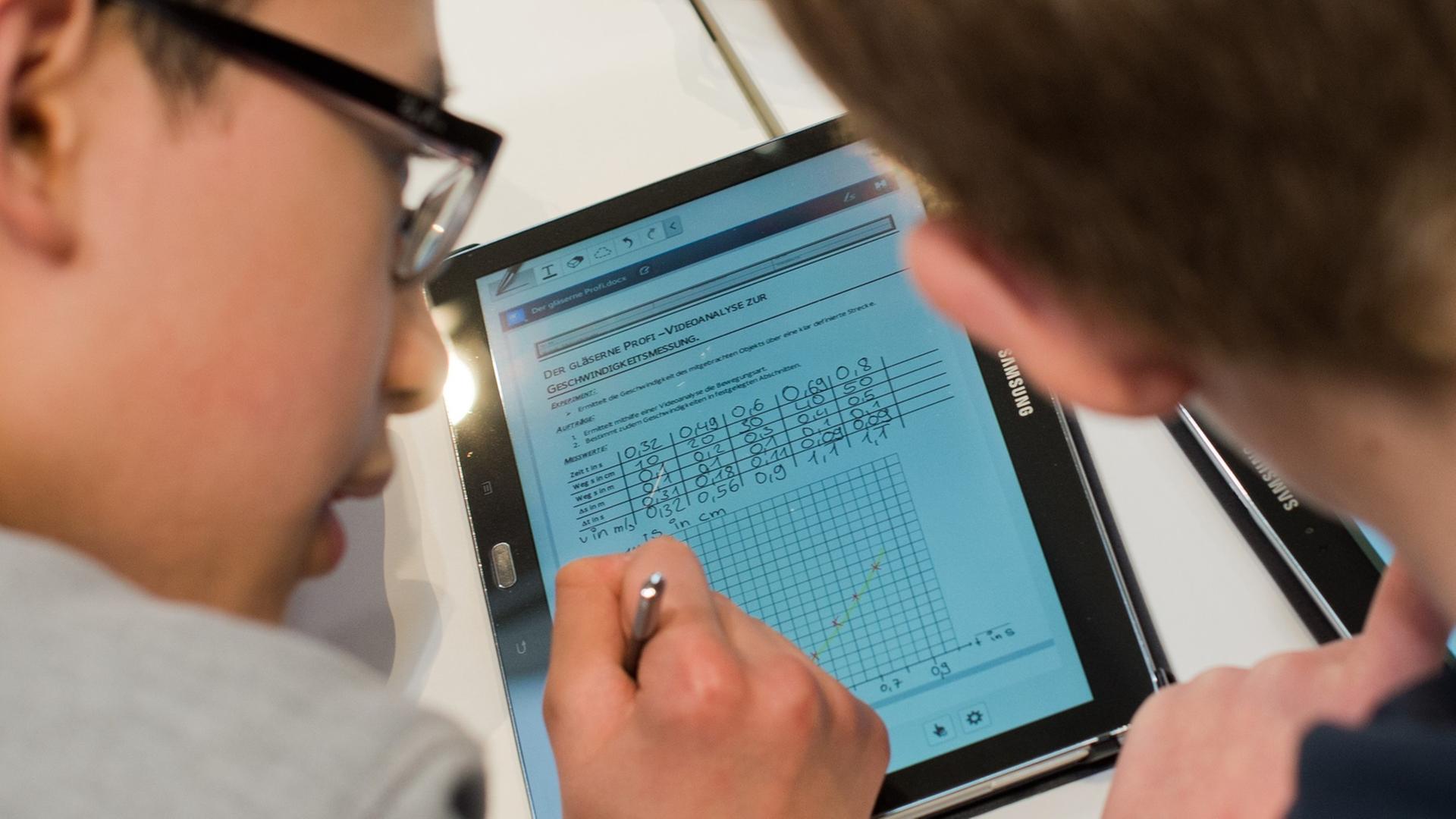 Schüler lernen am 24.02.2015 mit Tablet-Computern in einem digitalen Klassenzimmer am Messestand von Samsung bei der Bildungsmesse didacta in der Messe Hannover (Niedersachsen). Schüler lernen am 24.02.2015 mit Tablet-Computern in einem digitalen Klassenzimmer am Messestand von Samsung bei der Bildungsmesse didacta in der Messe Hannover (Niedersachsen).