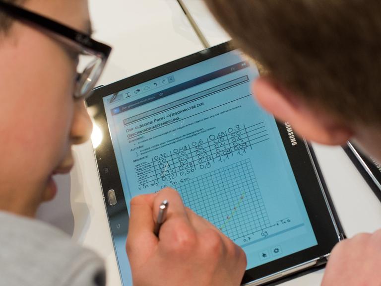 Schüler lernen am 24.02.2015 mit Tablet-Computern in einem digitalen Klassenzimmer am Messestand von Samsung bei der Bildungsmesse didacta in der Messe Hannover (Niedersachsen).